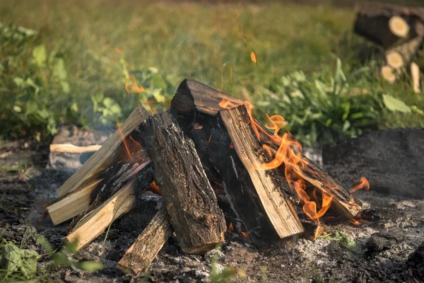 Camp fire outdoors burning — Stock Photo, Image