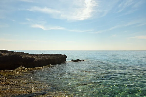 Pobřeží s horizontem a obloha — Stock fotografie