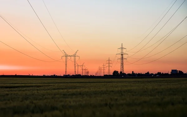 大型输电塔在日落时 — 图库照片