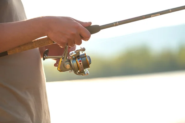 Moderne propre canne à pêche dans les mains — Photo