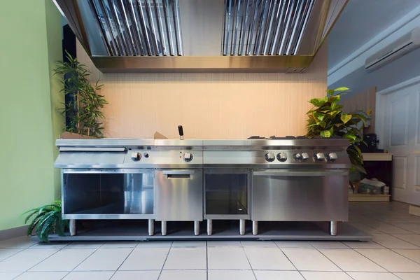 Cocina profesional en edificio moderno — Foto de Stock