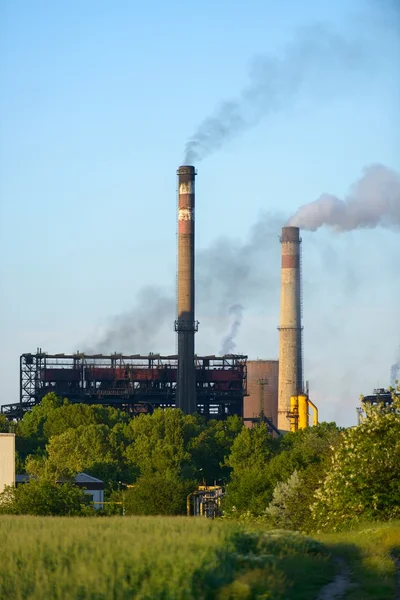Дымоход электростанции — стоковое фото