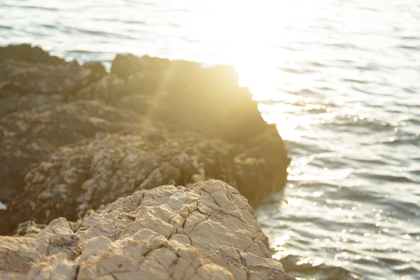 Beach with rocks and clean water — Stock Photo, Image