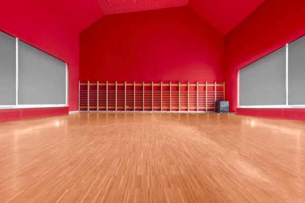 Sala de gimnasio con pared roja —  Fotos de Stock