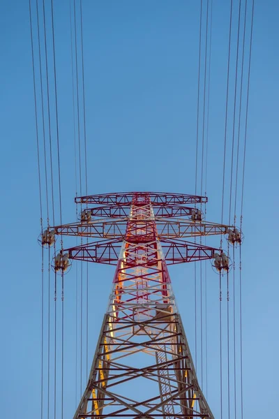 日没時の大きな送電鉄塔 — ストック写真