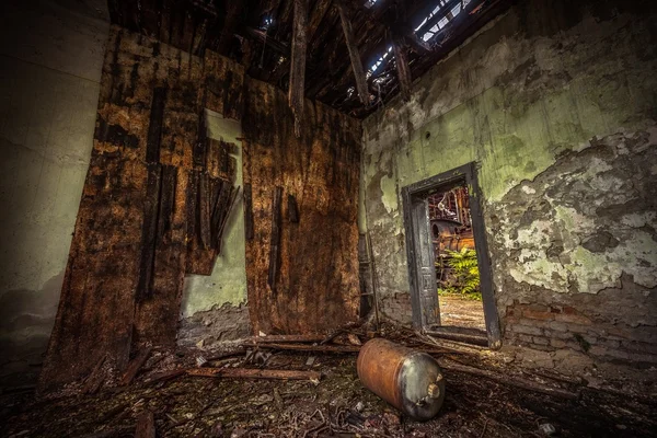 Interior do quarto escuro com telhado danificado — Fotografia de Stock