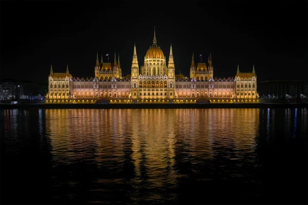 Detalle nocturno del edificio del Parlamento — Foto de Stock