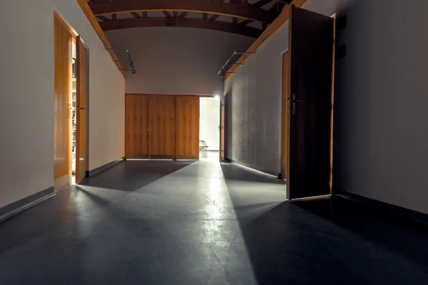 Современный коридор со светом — стоковое фото