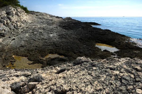 Beach with rocks and clean water — Stock Photo, Image