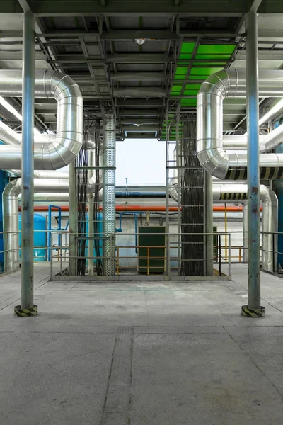 Industriële leidingen in een thermische elektriciteitscentrale — Stockfoto