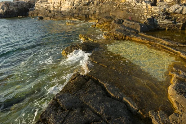 Strand met rotsen en schoon water — Stockfoto