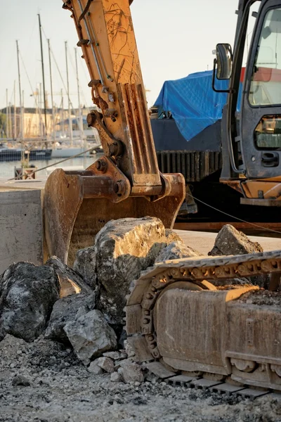 Industriella interiör med bulldozer inuti — Stockfoto