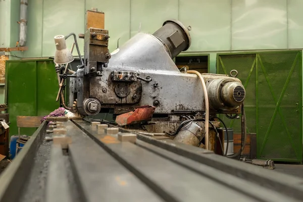 Промислова машина на заводі — стокове фото
