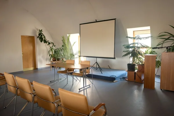 Leeres Klassenzimmer mit vielen Stühlen — Stockfoto