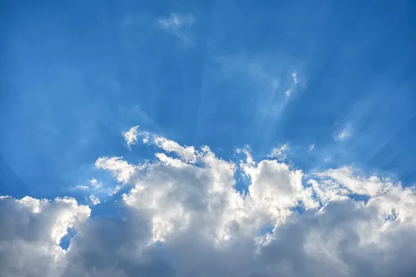 Cielo hermoso con nubes esponjosas — Foto de Stock