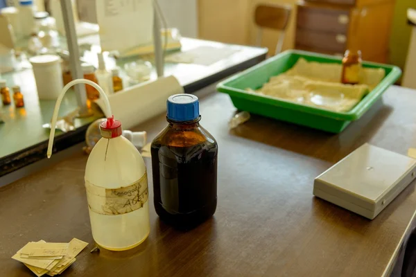 Laboratório antigo com um monte de garrafas — Fotografia de Stock