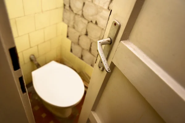 Gebruikte verlaten toilette in grungy kamer — Stockfoto
