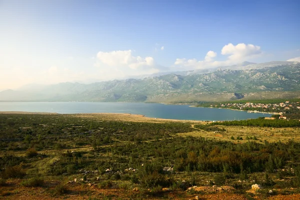 Altas montañas en la costa de croacia — Foto de Stock