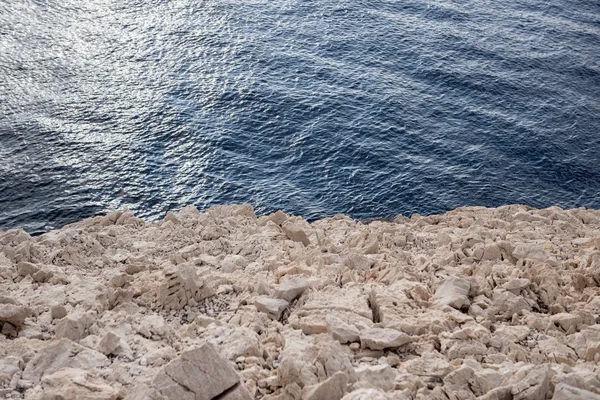 Playa con rocas y agua limpia —  Fotos de Stock