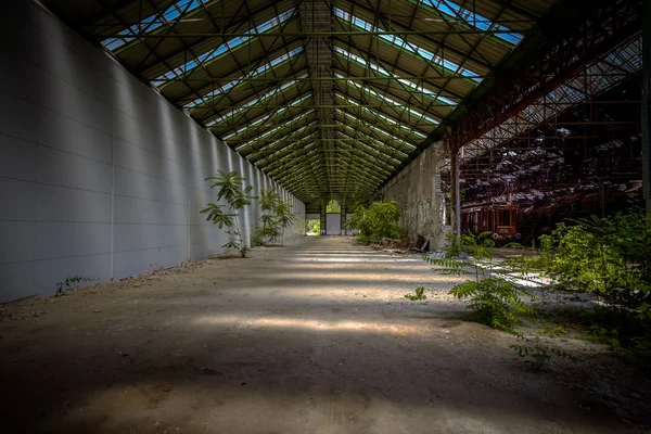 Interior industrial con luz brillante — Foto de Stock