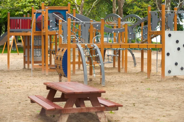 Balanças de playground vazias — Fotografia de Stock