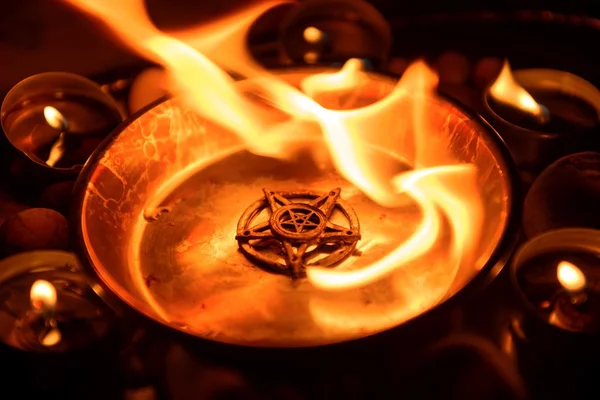 Oude pentagram branden — Stockfoto