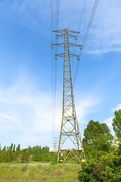Großer Strommast mit blauem Himmel — Stockfoto