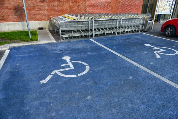 Знак "Парковка для инвалидов" — стоковое фото