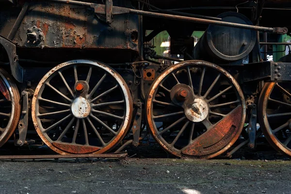 Ruedas de un viejo tren —  Fotos de Stock