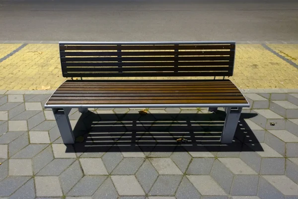 Banc moderne sur le trottoir — Photo