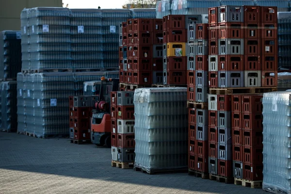 Viele Flaschen auf Förderband — Stockfoto