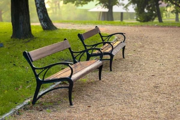 Stylowe ławki w parku jesień — Zdjęcie stockowe