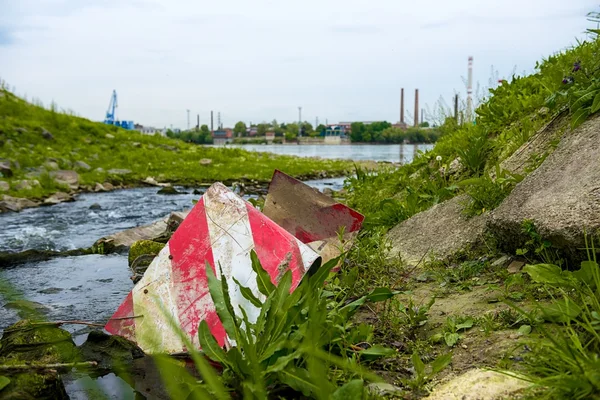 Abwasser fließt in den Fluss — Stockfoto