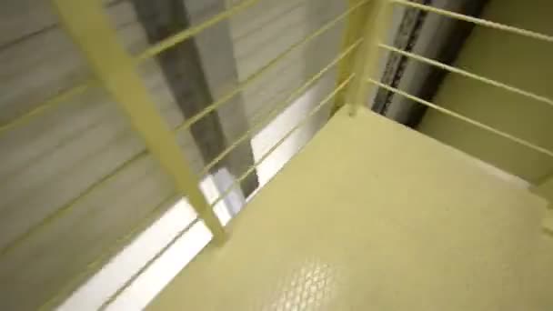 Går ner i trappan — Stockvideo