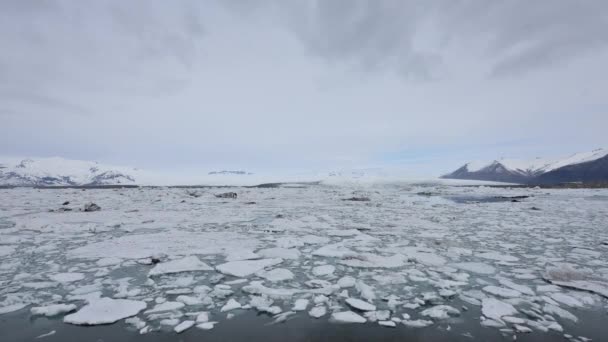 Ijsbergen in IJsland lake — Stockvideo