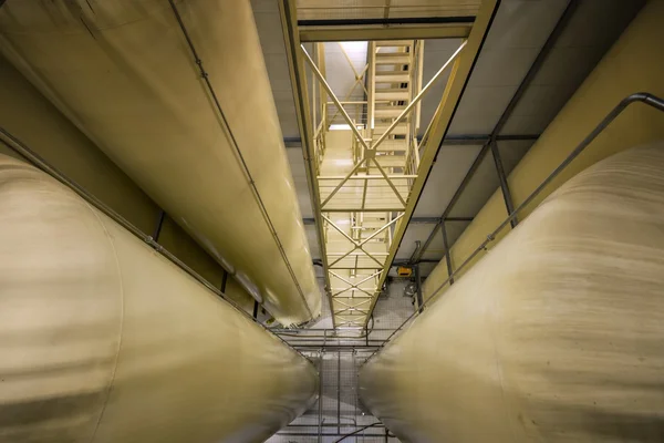 Intérieur industriel avec silos soudés — Photo