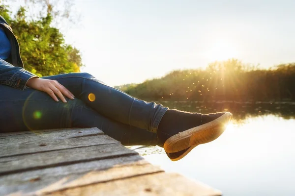 Žena uvolňující na molo — Stock fotografie