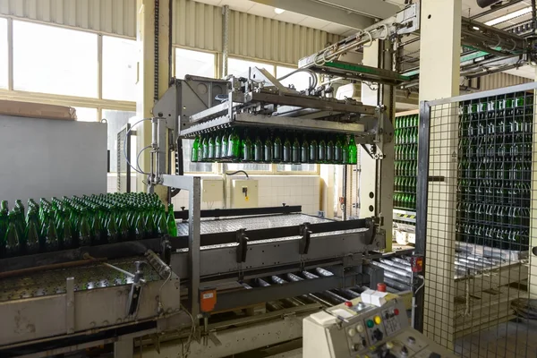 Bottling machine with many bottles — Stock Photo, Image