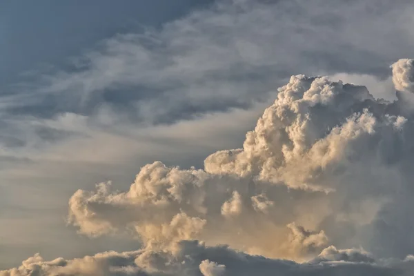 Cielo hermoso con nubes esponjosas — Foto de Stock