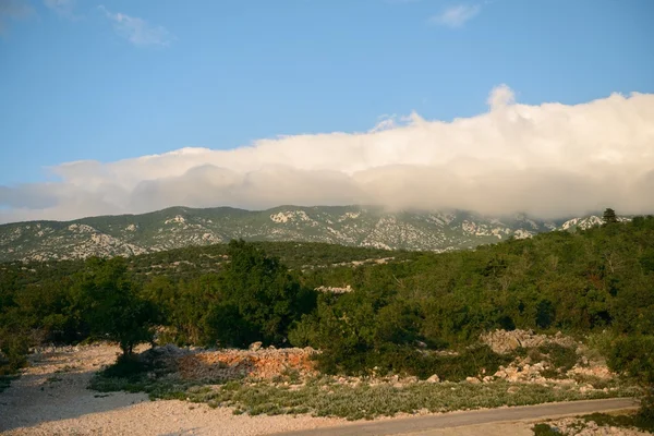 Hohe Berge an der kroatischen Küste — Stockfoto