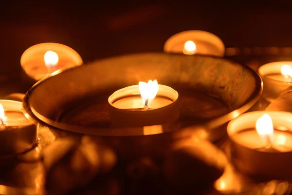 Ljus som brinner vid altaret — Stockfoto