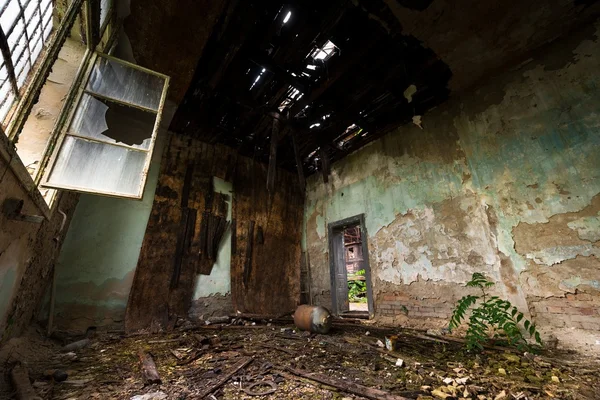 Temné místnosti interiér s poškozenou střechou — Stock fotografie