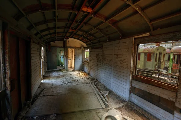 Veículo bagunçado interior de uma carruagem — Fotografia de Stock