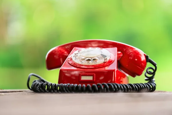 Teléfono rojo en la cubierta de madera —  Fotos de Stock