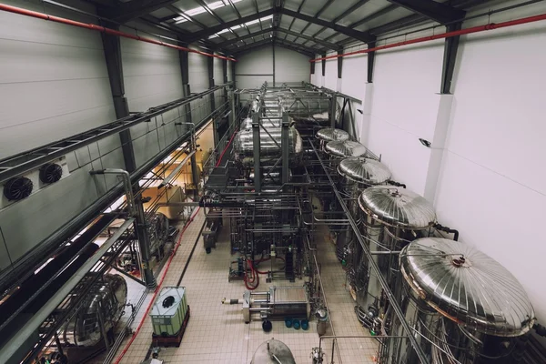 Interior industrial de uma fábrica de álcool — Fotografia de Stock
