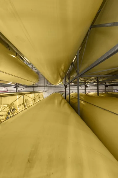 Intérieur industriel avec silos soudés — Photo