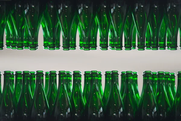 Viele Flaschen auf Förderband — Stockfoto