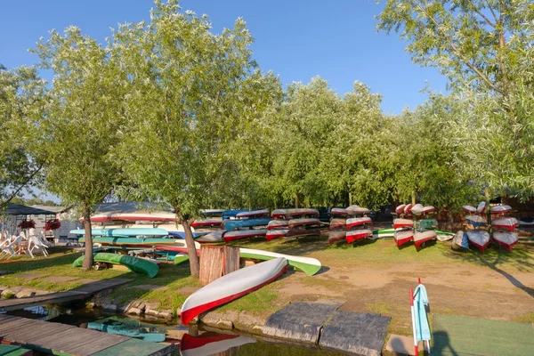 Canoes at the lakeside — Stock Photo, Image