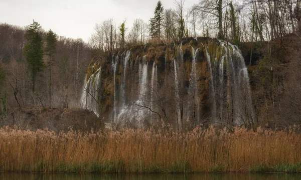 Водоспад з великими скелями Ліцензійні Стокові Фото
