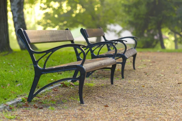 Stylová lavice v podzimním parku — Stock fotografie
